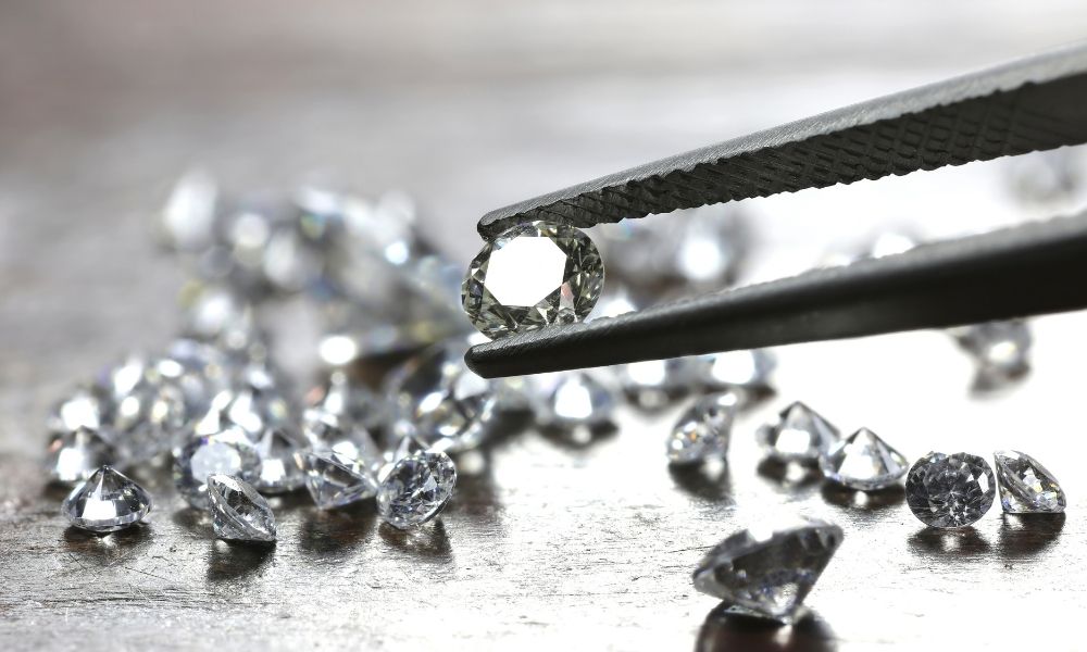 Wie Juweliere Kratzer und Unvollkommenheiten auf Edelsteinen entfernen